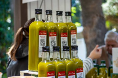 MALAGA, SPAIN - 8 Aralık 2024: İspanya 'nın Malaga şehrinde Noel yemeği pazarı, şenlikli dekorasyonlar, yerel lezzetler ve neşeli bir tatil atmosferi.