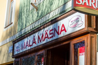 SLOVAKIA, SPISSKA NOVA - 28 Aralık 2024: Slovakya 'nın Spisska Nova Ves kentindeki rahat bir dükkanda neşeli renklerle parıldayan güzel Noel süslemeleri.