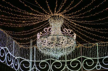 TORREMOLINOS, İspanya - 7 Aralık 2024: Torremolinos, İspanya 'da Noel ışıkları ve dekorasyonları 7 Aralık 2024