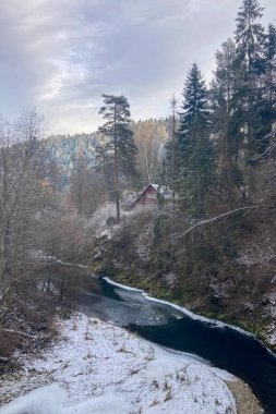 Tomasovsky manzarasına soğuk bir kış yürüyüşü, Slovakya 'daki Sloven Raj Ulusal Parkı' nda nefes kesici manzaralar sunan çarpıcı bir kaya oluşumu