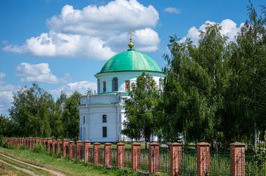 DYKANKA, UKRAINE - 10 Temmuz 2020: Dykanka, Ukrayna 'daki zarif Ukrayna Ortodoks Kilisesi, dingin kırsal kesim arasında inanç ve mimari güzelliğin bir sembolü olarak duruyor..