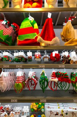 TORREMOLINOS, SPAIN - 5 Kasım 2025: Renkli Noel malları ve şenlikli dekorasyonlar İspanya 'nın Malaga kentindeki Ale-Hop dükkanını doldurarak neşeli bir tatil ortamı yarattı.