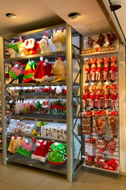 TORREMOLINOS, SPAIN - 5 Kasım 2025: Renkli Noel malları ve şenlikli dekorasyonlar İspanya 'nın Malaga kentindeki Ale-Hop dükkanını doldurarak neşeli bir tatil ortamı yarattı.