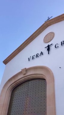 SETENİL DE LAS BODEGAS, SPAIN - 22 Ekim 2025: Dramatik kaya oluşumları içine inşa edilmiş eşsiz beyaz boyalı köy, Setenil de las Bodegas, İspanya 'daki en resimli manzaralardan birini sunuyor