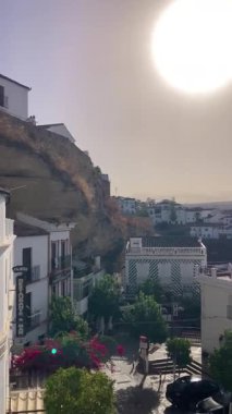 SETENİL DE LAS BODEGAS, SPAIN - 22 Ekim 2025: Dramatik kaya oluşumları içine inşa edilmiş eşsiz beyaz boyalı köy, Setenil de las Bodegas, İspanya 'daki en resimli manzaralardan birini sunuyor