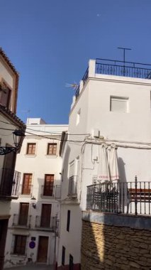 SETENİL DE LAS BODEGAS, SPAIN - 22 Ekim 2025: Dramatik kaya oluşumları içine inşa edilmiş eşsiz beyaz boyalı köy, Setenil de las Bodegas, İspanya 'daki en resimli manzaralardan birini sunuyor