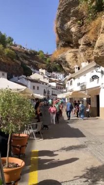 SETENİL DE LAS BODEGAS, SPAIN - 22 Ekim 2025: Dramatik kaya oluşumları içine inşa edilmiş eşsiz beyaz boyalı köy, Setenil de las Bodegas, İspanya 'daki en resimli manzaralardan birini sunuyor