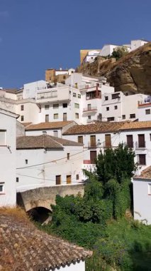 SETENİL DE LAS BODEGAS, SPAIN - 22 Ekim 2025: Dramatik kaya oluşumları içine inşa edilmiş eşsiz beyaz boyalı köy, Setenil de las Bodegas, İspanya 'daki en resimli manzaralardan birini sunuyor