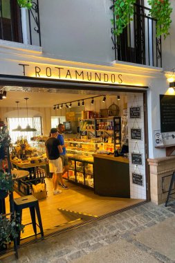 SETENİL DE LAS BODEGAS, İSPA - 22 Ekim 2025: Setenil de las Bodegas, İspanya 'da dramatik kaya oluşumları içine inşa edilmiş eşsiz bir beyazlatılmış köydeki yerel sanatçılar