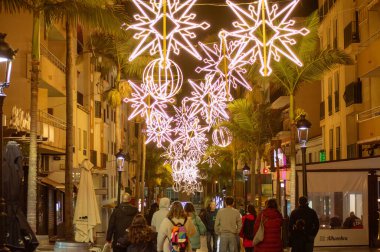 BENALMADENA, İspanya - 14 Aralık 2024: Benalmadena Noel ışıkları ve dekorasyonlarıyla parıldıyor, büyülü bir tatil atmosferi yaratıyor