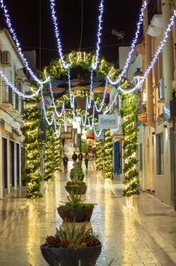 BENALMADENA, İspanya - 14 Aralık 2024: Benalmadena Noel ışıkları ve dekorasyonlarıyla parıldıyor, büyülü bir tatil atmosferi yaratıyor