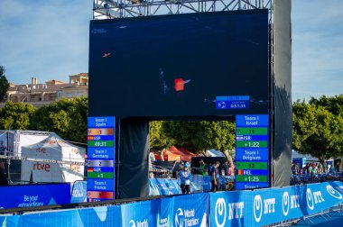 TORREMOLINOS, İspanya - 20 Ekim 2024: Dünya Triatlon Şampiyonası finali, 20 Ekim 2024 tarihinde İspanya 'nın Torremolinos kentinde felçliler