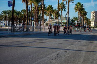 TORREMOLINOS, İspanya - 20 Ekim 2024: Dünya Triatlon Şampiyonası finali, 20 Ekim 2024 tarihinde İspanya 'nın Torremolinos kentinde felçliler