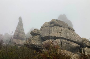 İspanya, Endülüs 'teki Torcal de Antequera' nın kayalık arazilerinde gizemli bir sabah yürüyüşü. Yumuşak bir sis, güneşin yumuşak ışınları altında sürükleniyor..