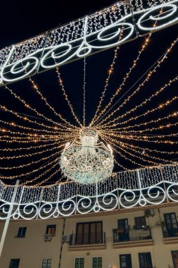 TORREMOLINOS, İspanya - 7 Aralık 2024: Torremolinos, İspanya 'da Noel ışıkları ve dekorasyonları 7 Aralık 2024