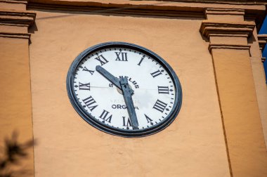 ORGIVA, İspanya - 18 Mayıs 2025: Rgiva, İspanya 'da geleneksel mimari ve yerel atmosfer ile çevrili büyüleyici şehir merkezinde gezinmek