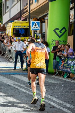 ORGIVA, İSPA - 18 Mayıs 2025: La Carrera Popüler Orgiva İspanya 'nın Orgiva kentinde 18.500 metre uzunluğundaki en uzun mesafe atletizm müsabakasıdır.