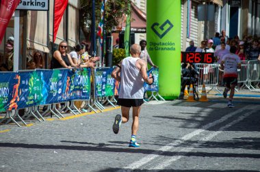 ORGIVA, İSPA - 18 Mayıs 2025: La Carrera Popüler Orgiva İspanya 'nın Orgiva kentinde 18.500 metre uzunluğundaki en uzun mesafe atletizm müsabakasıdır.