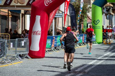 ORGIVA, İSPA - 18 Mayıs 2025: La Carrera Popüler Orgiva İspanya 'nın Orgiva kentinde 18.500 metre uzunluğundaki en uzun mesafe atletizm müsabakasıdır.