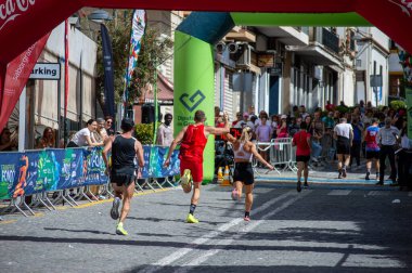 ORGIVA, İSPA - 18 Mayıs 2025: La Carrera Popüler Orgiva İspanya 'nın Orgiva kentinde 18.500 metre uzunluğundaki en uzun mesafe atletizm müsabakasıdır.