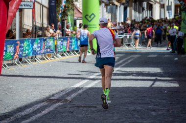 ORGIVA, İSPA - 18 Mayıs 2025: La Carrera Popüler Orgiva İspanya 'nın Orgiva kentinde 18.500 metre uzunluğundaki en uzun mesafe atletizm müsabakasıdır.