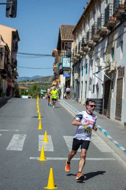 ORGIVA, İSPA - 18 Mayıs 2025: La Carrera Popüler Orgiva İspanya 'nın Orgiva kentinde 18.500 metre uzunluğundaki en uzun mesafe atletizm müsabakasıdır.
