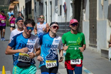 ORGIVA, İSPA - 18 Mayıs 2025: La Carrera Popüler Orgiva İspanya 'nın Orgiva kentinde 18.500 metre uzunluğundaki en uzun mesafe atletizm müsabakasıdır.