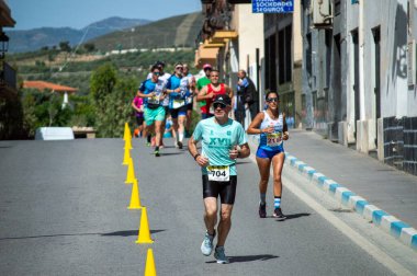 ORGIVA, İSPA - 18 Mayıs 2025: La Carrera Popüler Orgiva İspanya 'nın Orgiva kentinde 18.500 metre uzunluğundaki en uzun mesafe atletizm müsabakasıdır.