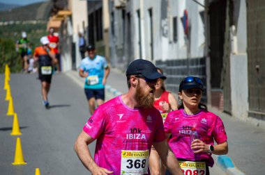 ORGIVA, İSPA - 18 Mayıs 2025: La Carrera Popüler Orgiva İspanya 'nın Orgiva kentinde 18.500 metre uzunluğundaki en uzun mesafe atletizm müsabakasıdır.