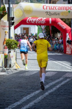 ORGIVA, İSPA - 18 Mayıs 2025: La Carrera Popüler Orgiva İspanya 'nın Orgiva kentinde 18.500 metre uzunluğundaki en uzun mesafe atletizm müsabakasıdır.