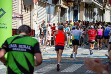 ORGIVA, İSPA - 18 Mayıs 2025: La Carrera Popüler Orgiva İspanya 'nın Orgiva kentinde 18.500 metre uzunluğundaki en uzun mesafe atletizm müsabakasıdır.