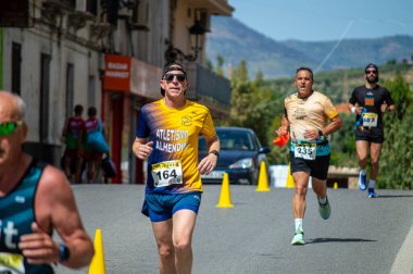 ORGIVA, İSPA - 18 Mayıs 2025: La Carrera Popüler Orgiva İspanya 'nın Orgiva kentinde 18.500 metre uzunluğundaki en uzun mesafe atletizm müsabakasıdır.