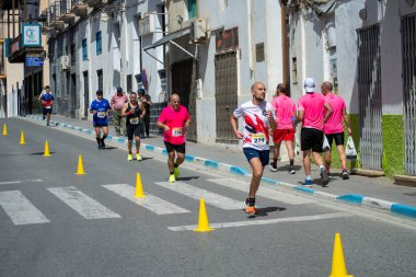 ORGIVA, İSPA - 18 Mayıs 2025: La Carrera Popüler Orgiva İspanya 'nın Orgiva kentinde 18.500 metre uzunluğundaki en uzun mesafe atletizm müsabakasıdır.