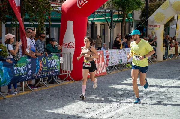 ORGIVA, İSPA - 18 Mayıs 2025: La Carrera Popüler Orgiva İspanya 'nın Orgiva kentinde 18.500 metre uzunluğundaki en uzun mesafe atletizm müsabakasıdır.