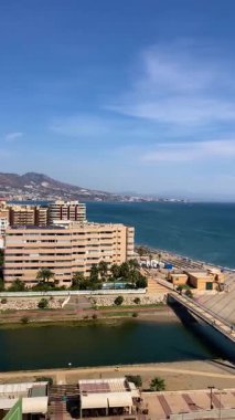 FUENGIROLA, İspanya - 4 Ekim 2025: Fuengirola, İspanya 'daki Sohail şatosundan sabah panoramik manzara