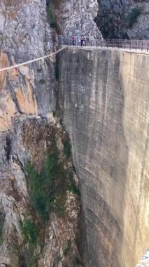 RONDA, İspanya - 15 Ekim 2025: Malaga, Endülüs, İspanya 'daki Montejaque barajı (Presa de Montejaque) tırmanışçıları eğitim görüyor