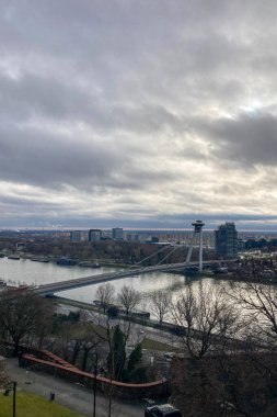 SLOVAKIA, BRATISLAVA - 8 Ocak 2025: Bratislava Kalesi 'nden Bratislava' nın sağ tarafı ve Tuna Nehri üzerindeki panoramik manzara 