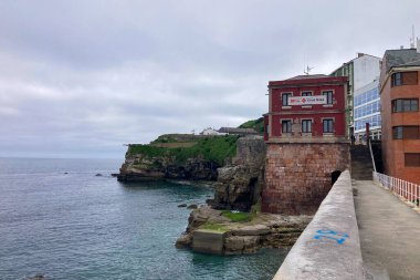 Gijn, İspanya 'nın Asturias kentinde 7 Nisan 2025 tarihinde kurulmuş canlı bir sahil kentidir..