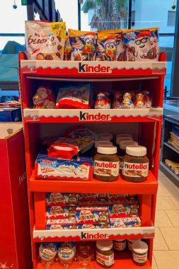 TORREMOLINOS, SPAIN - 21 Kasım 2025: İspanya 'nın Torremolinos kentindeki Carrefour' da Noel rafları, renkli bir şenlik ziyafeti ve mevsimsel tatil paketleri sunar