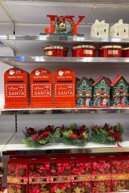 FUENGIROLA, İspanya - NOVEMBER 22, 2025: Fuengirola, İspanya 'daki Primark' ta raflarda Noel malları, festival dekorasyonları, mevsimlik aksesuarlar ve renkli tatil ürünleri.