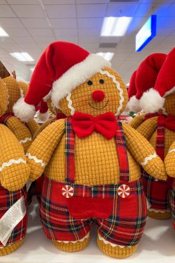 FUENGIROLA, İspanya - NOVEMBER 22, 2025: Fuengirola, İspanya 'daki Primark' ta raflarda Noel malları, festival dekorasyonları, mevsimlik aksesuarlar ve renkli tatil ürünleri.