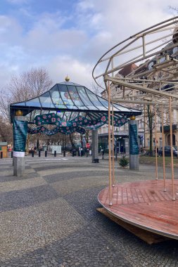 SLOVAKIA, BRATISLAVA - 8 Ocak 2025: Bratislava 'nın tarihi şehir merkezinde yürümek büyüleyici ortaçağ sokakları, renkli mimari ve canlı bir eski kasaba atmosferi sunuyor.