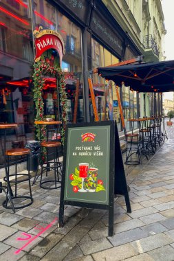 SLOVAKIA, BRATISLAVA - 8 Ocak 2025: Bratislava 'nın tarihi şehir merkezinde yürümek büyüleyici ortaçağ sokakları, renkli mimari ve canlı bir eski kasaba atmosferi sunuyor.