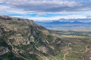 İspanya, Mijas yakınlarında terk edilmiş açık maden ocakları ve yanmış ağaçlar boyunca yürüyüş yapmak. 