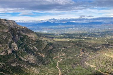 İspanya, Mijas yakınlarında terk edilmiş açık maden ocakları ve yanmış ağaçlar boyunca yürüyüş yapmak. 