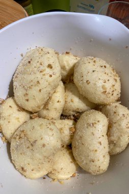 Ukrayna 'nın Zakarpattia bölgesinde reçelli geleneksel haşlanmış hamur işlerinin hazırlanması, yerel Karpat aşçılık mirasına dayanan otantik ev yapımı mutfağa dikkat çekiyor..