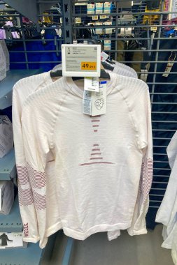 MALAGA, İspanya - 27 Ekim 2025: Malaga, İspanya 'daki Dekatlon mağazasında çok çeşitli spor ve açık hava ürünleri sergilendi.