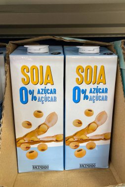 TORREMOLINOS, SPAIN - 24 Ekim 2025: İspanya 'nın Torremolinos kentindeki Mercadona raflarında farklı beslenme ihtiyaçları için bitki temelli seçenekler sunan çeşitli süt ikameleri düzenli olarak düzenlenmektedir.
