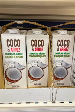 TORREMOLINOS, SPAIN - 24 Ekim 2025: İspanya 'nın Torremolinos kentindeki Mercadona raflarında farklı beslenme ihtiyaçları için bitki temelli seçenekler sunan çeşitli süt ikameleri düzenli olarak düzenlenmektedir.