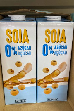 TORREMOLINOS, SPAIN - 24 Ekim 2025: İspanya 'nın Torremolinos kentindeki Mercadona raflarında farklı beslenme ihtiyaçları için bitki temelli seçenekler sunan çeşitli süt ikameleri düzenli olarak düzenlenmektedir.